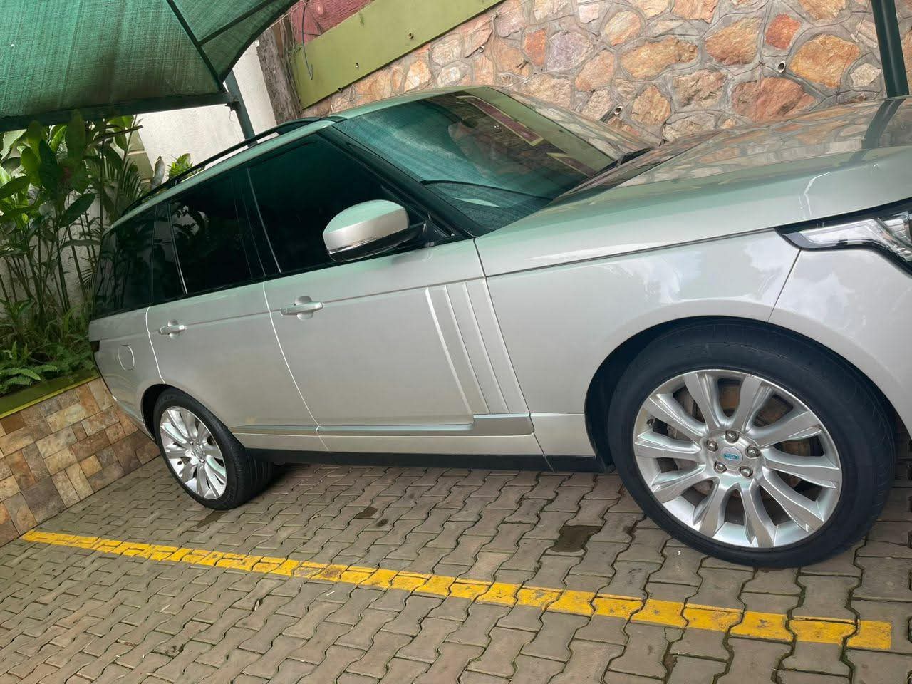 A picture of Range Rover Vogue for sale 120millions call 0755622807