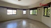 A picture of 5 beds 4 bathrooms House