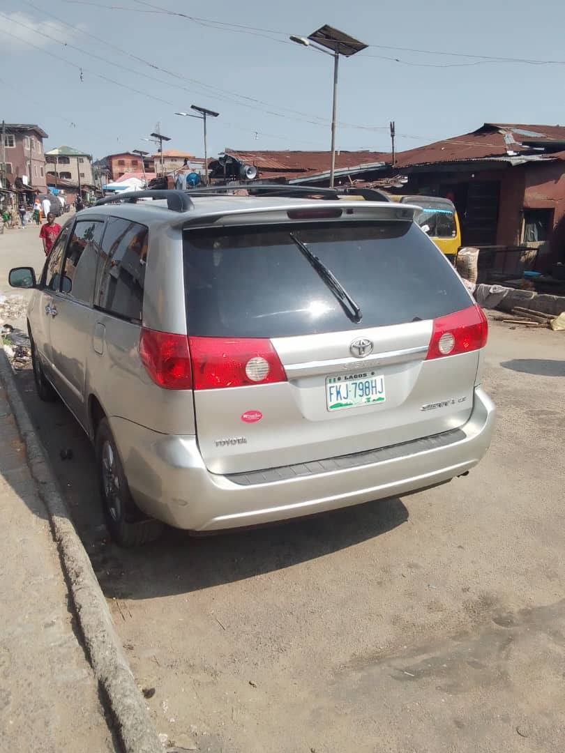 A picture of Toyota sienna 2007