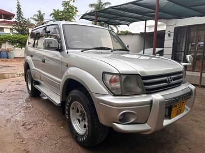 A picture of Prado TX mchaga injini DIZEL gari kalisana haijarudiwa rangi fulu