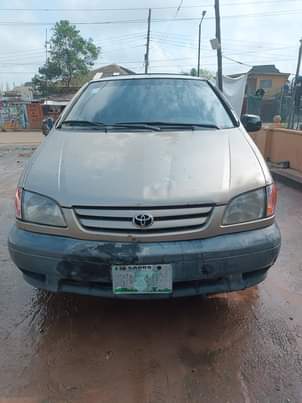 A picture of First body Toyota sienna 02