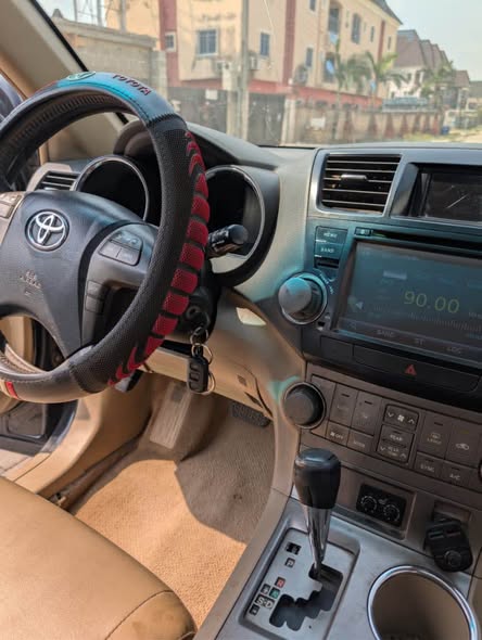 A picture of Good deal Toyota Highlander 2009 upgraded to 2013 sport