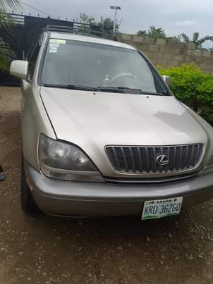 A picture of Distress sales 2002 Rx300 flash on first body Tokunbo standard