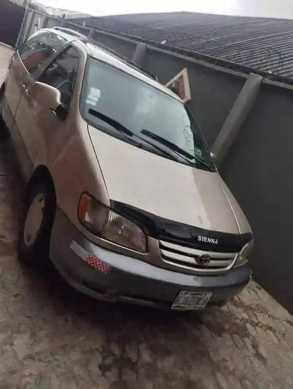 A picture of 2002 Toyota sienna Price 3 2m Location Amuwo odofin Lagos
