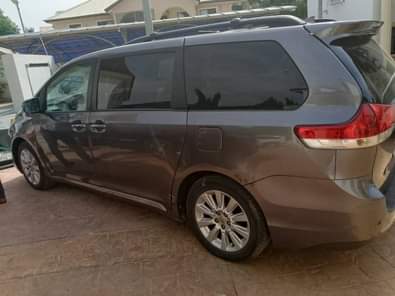 A picture of Toyota sienna 013 keyless Neatly used Price 8 9m Location