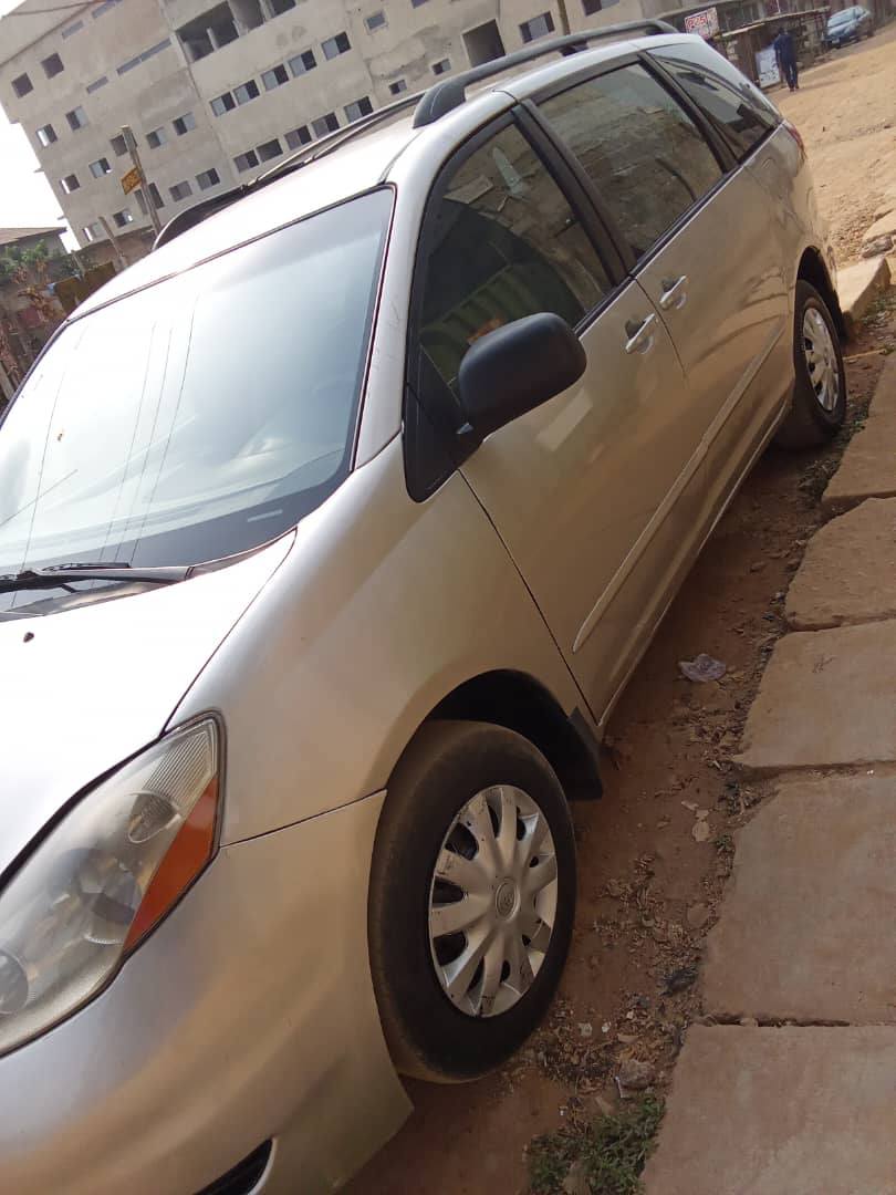 A picture of Toyota sienna 05