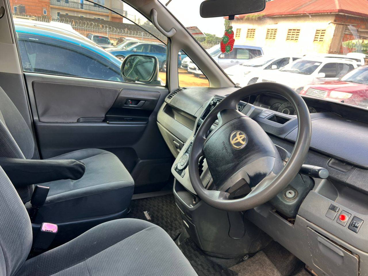 A picture of Toyota Noah