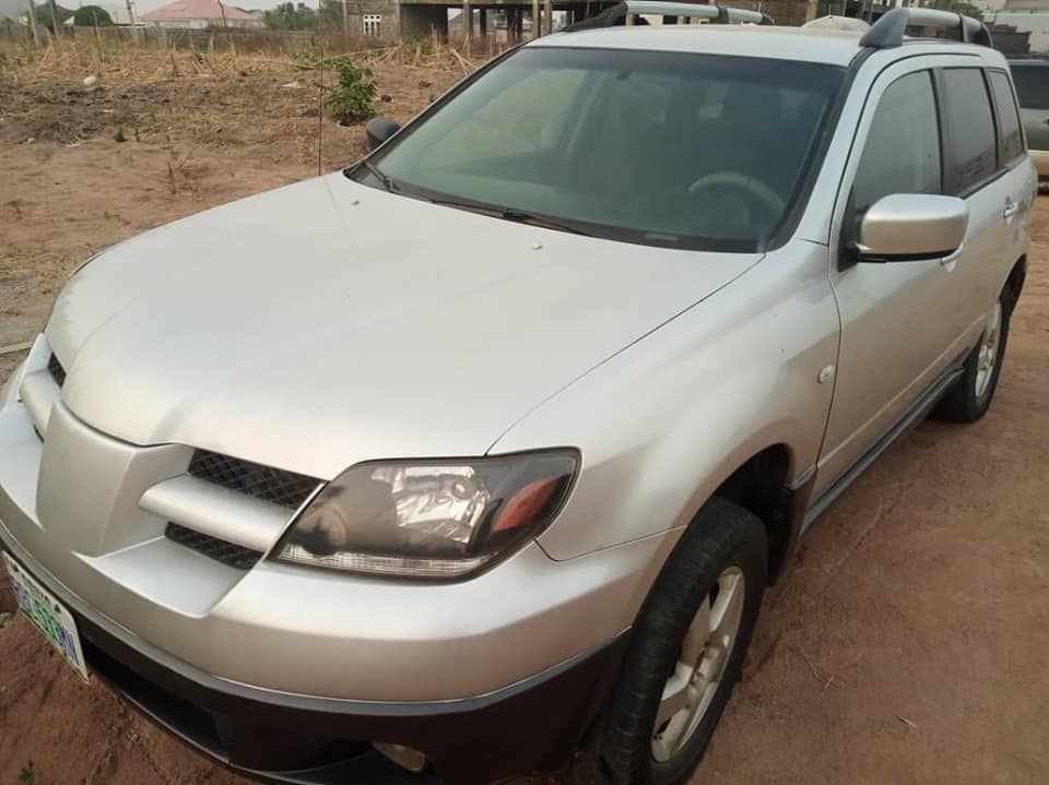 A picture of MISTUBISHI OUTLANDER 2003