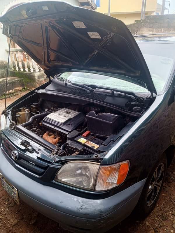 A picture of SMARTUTOS Clean Toyota Sienna Sound Engine Gear untouched Ac Active