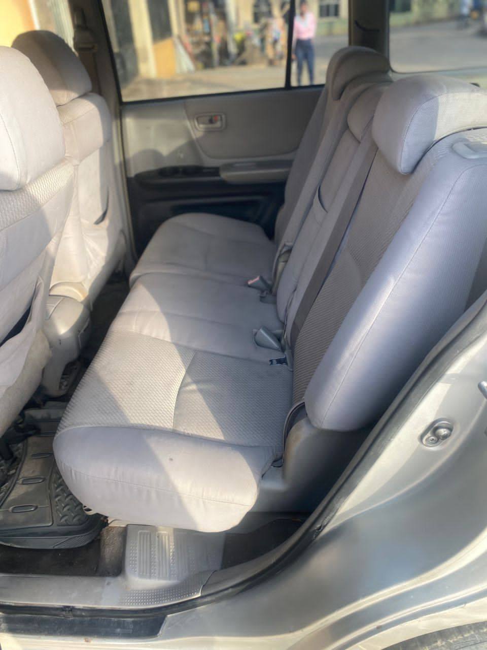 A picture of Toyota Highlander 3row good engine and gear selling for 2
