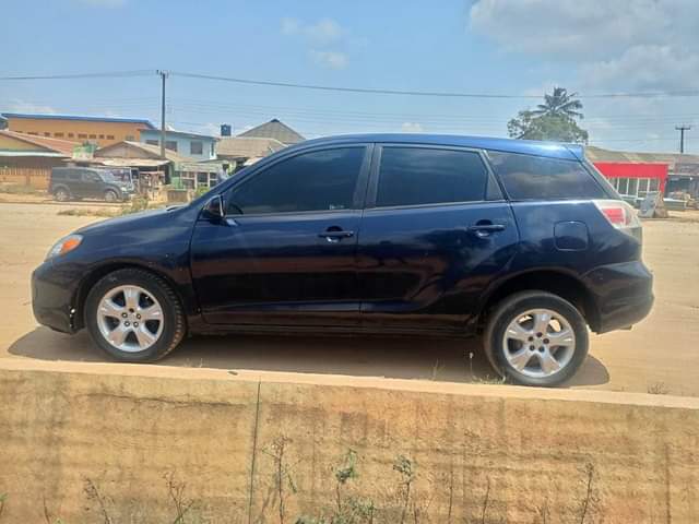 A picture of 2006 Toyota matrix