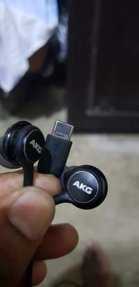 A picture of Mwenye original AKG Earphones anicheki inbox