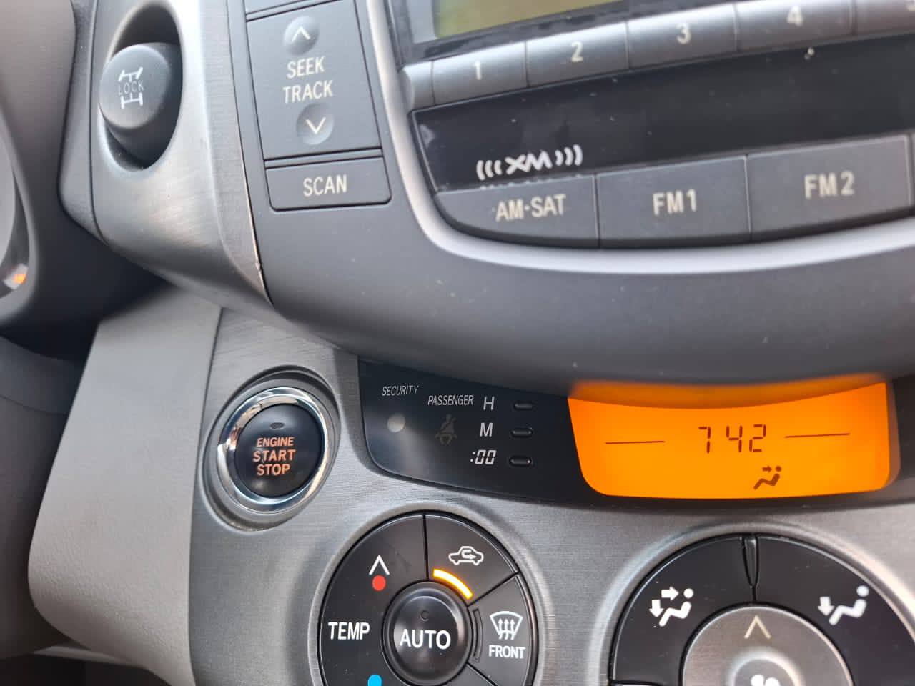 A picture of TOYOTA RAV4 2010 MODEL....GREY COLOR V6 ENGINE THOMBSTART