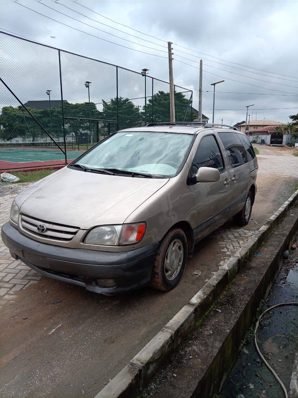 A picture of Toyota siena 02 model