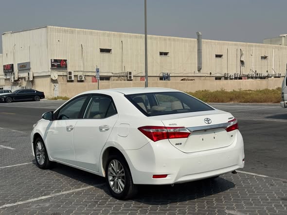 A picture of Toyota corola LE model 2016 petrol push start watsapp 971551513562