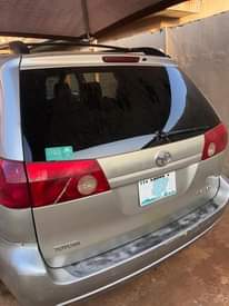 A picture of 2006 Toyota sienna
