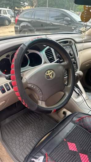 A picture of Toyota Highlander used 2006 3 seater Registered Engine and gear