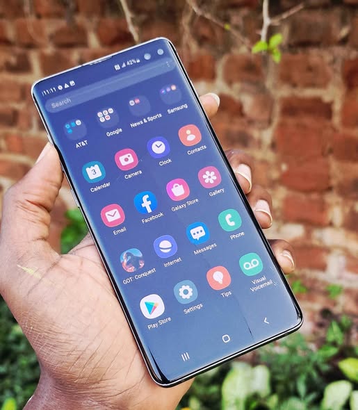 A picture of Samsung S10 plus