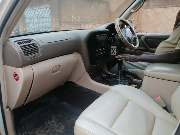 A picture of landcruiser v8