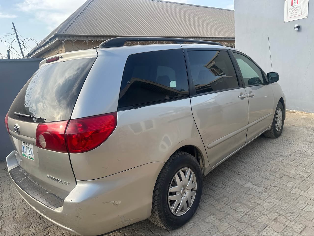 A picture of Sharp and good sound 2008 Toyota sienna with cooling AC
