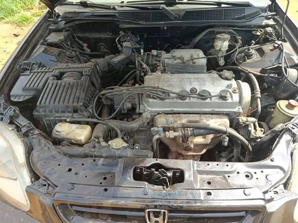 A picture of Super distres honda civic 2002 one door very clean untempered
