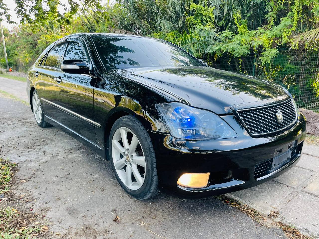 A picture of Crown Athlete DUC Year 2005 Cc 2490 Engine 4GR Reg