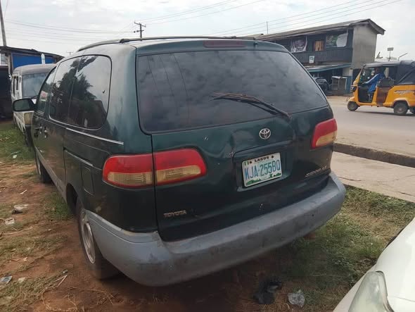 A picture of Toyota Sienna Price 2 5m