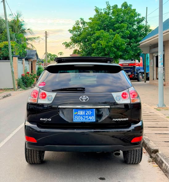 A picture of TOYOTA HARRIER NEW MODEL
