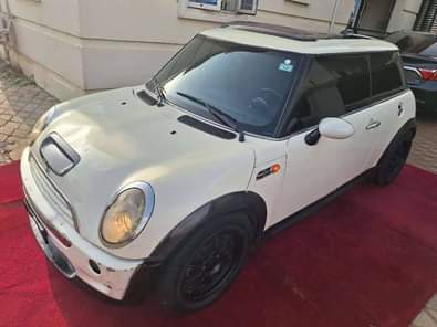 A picture of Mini Cooper Supercharged 2006 Classic Edition. AUTOMATIC TRANSMISSION. Engine and
