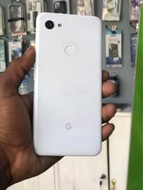 A picture of Google pixcel 3axl Gb 64 nipe 180k tu kamera kinanda