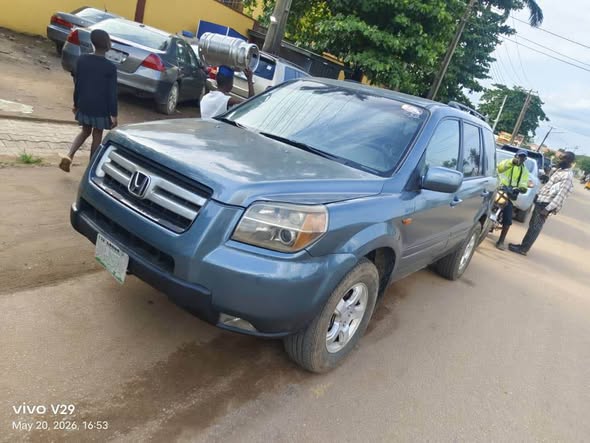 A picture of awoof Honda pilot 2007 model engine gear AC need gas