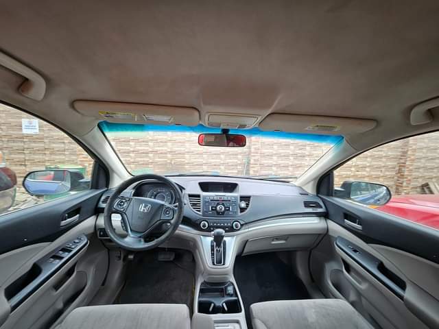A picture of Tokunbo Honda CR V 2013 model Clean fabric interior Sound