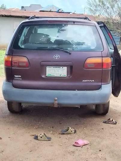 A picture of Toyota sienna first body good engine pafect gear ac need
