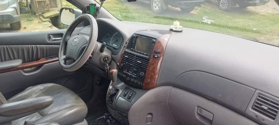 A picture of Toyota sienna 2004
