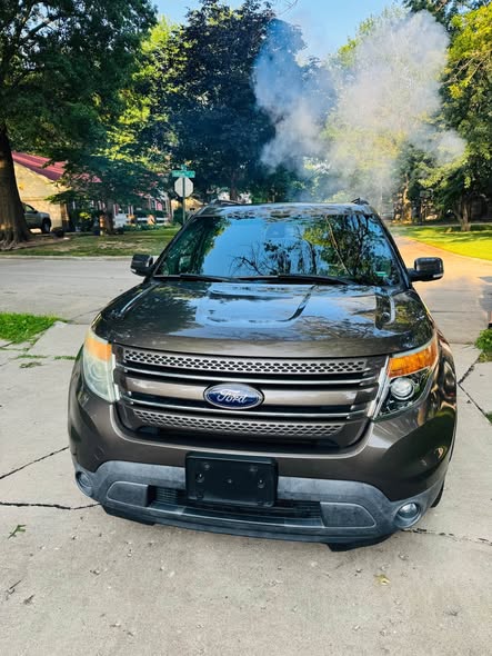 A picture of 2015 Ford explorer