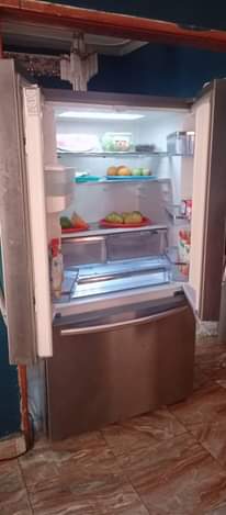 A picture of Hisense fridge 697 litrs side by side door with dispenser