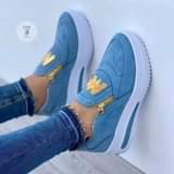 A picture of Ladies m sneakers
