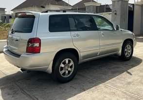 A picture of 2006 model TOYOTA HIGHLANDER Extremely Clean Silver interior and silver
