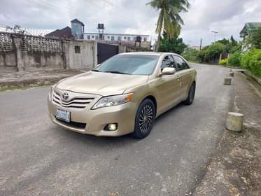 A picture of 2010 keyless XLE toyota camry for sale very sound 2