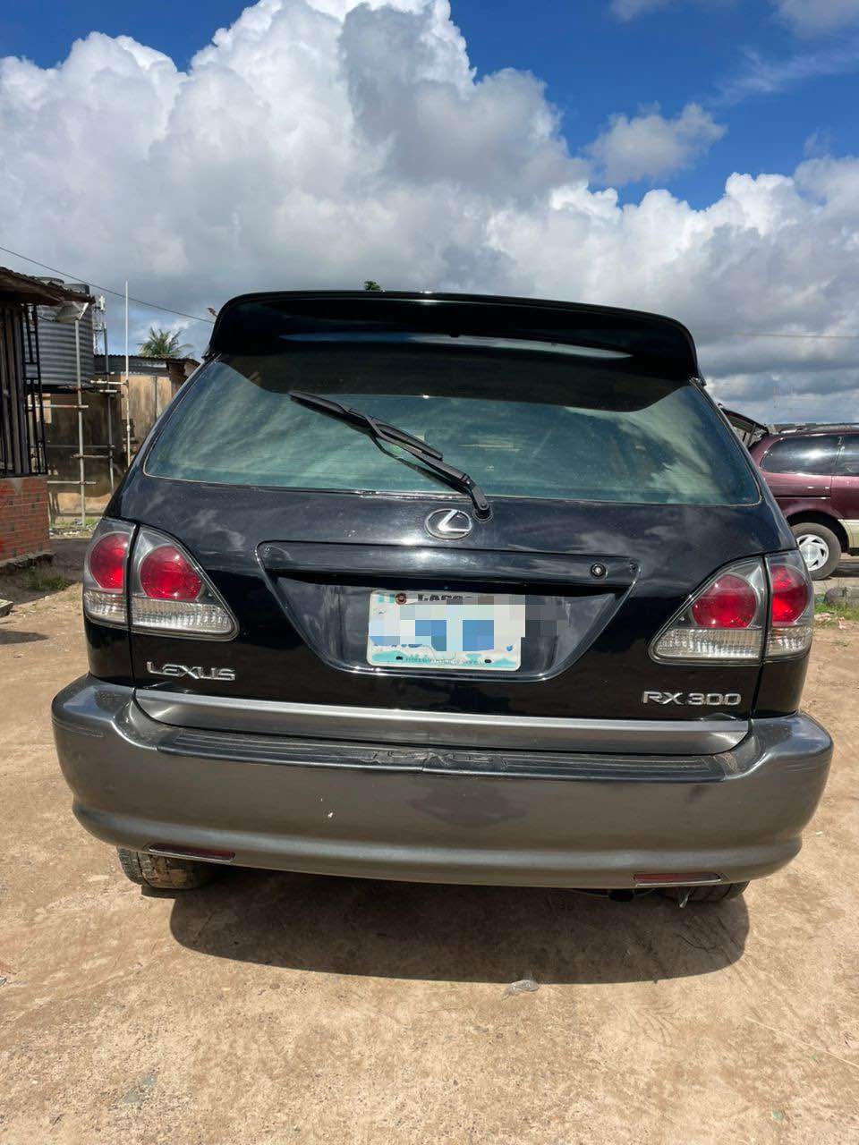 A picture of AWOOF AWOOF BUY ME Neatly Used Lexus Rx 300 2002