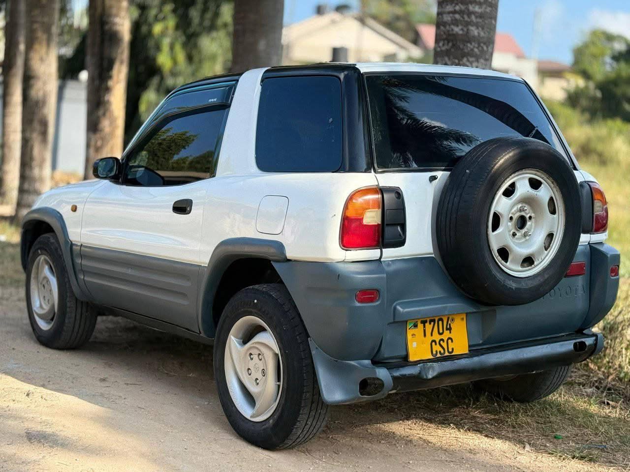 A picture of 2004 Toyota rav 4 kipisi