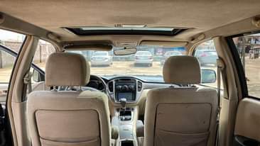 A picture of Very clean Toyota Highlander 04 partly first body pan Barely