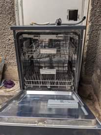 A picture of Washing dishes