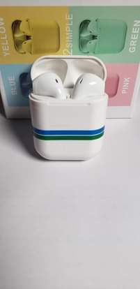 A picture of Flash disks and Ear pods
