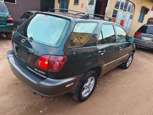 A picture of Lexus 300