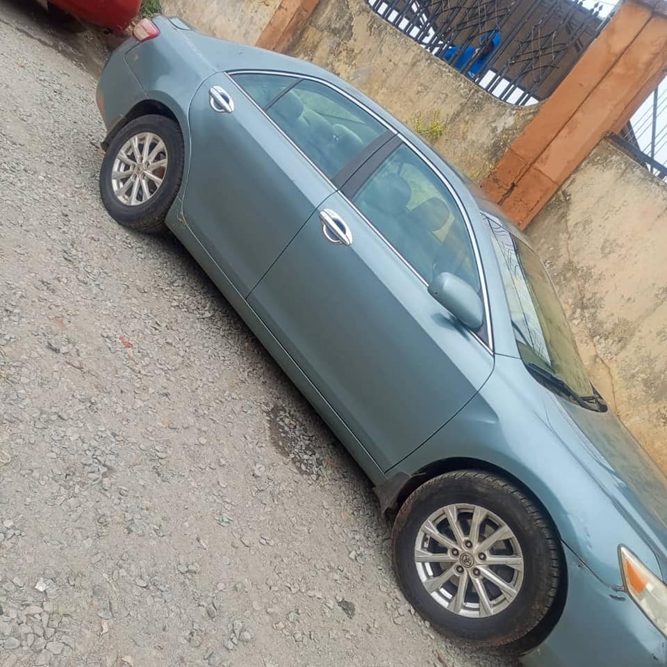 A picture of Price splashed urgent sales Distress sales. Complete pure first body
