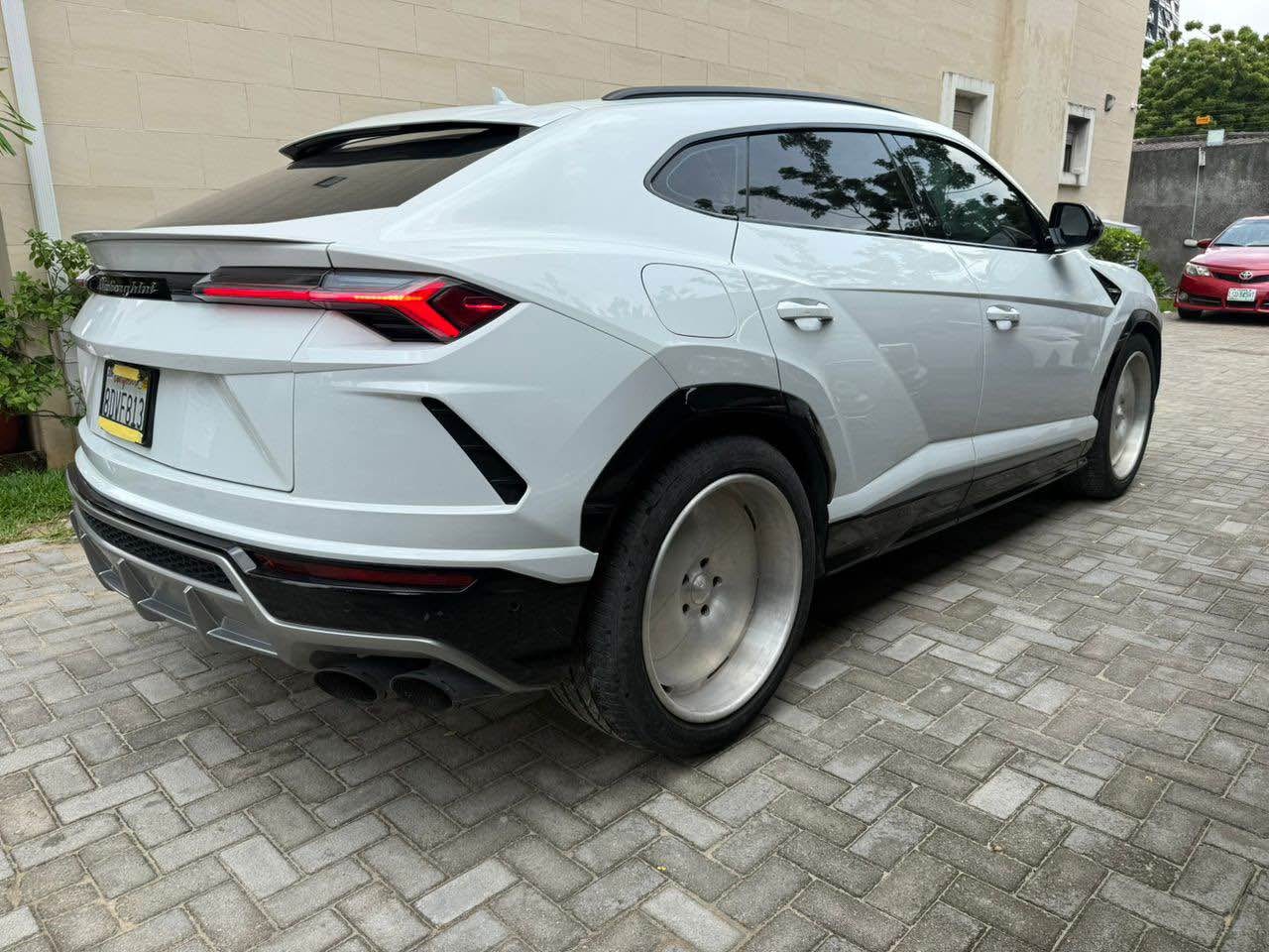 A picture of 2019Lamborghini urus fullest option Comes with duty