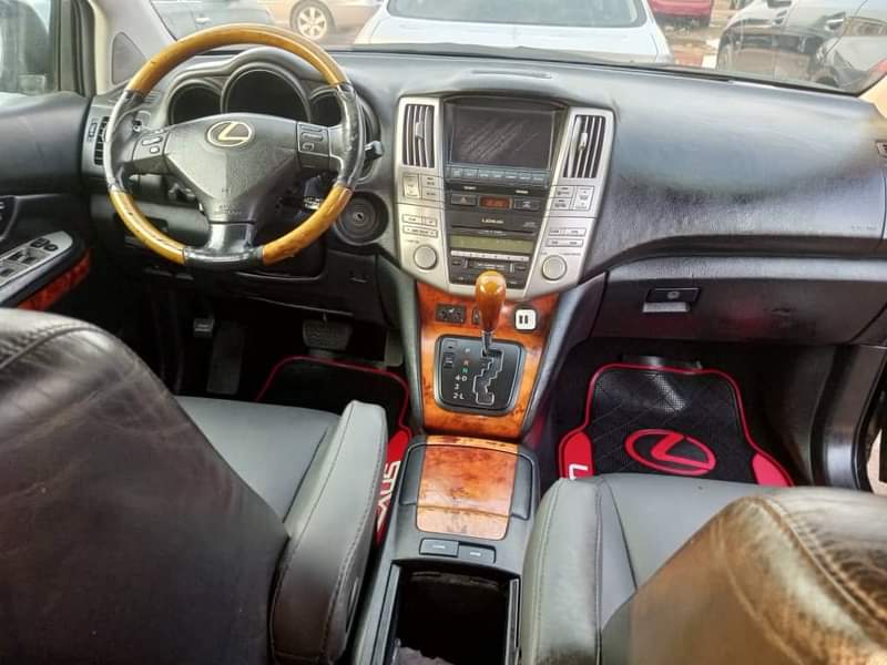 A picture of Highest grade Lexus RX 330 06 model Everything is intact