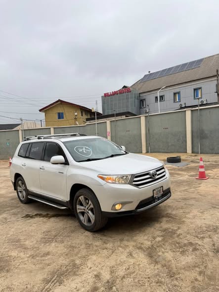 A picture of 2012 Toyota highlander