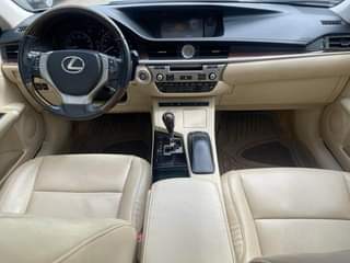 A picture of Lexus es350 2013 model